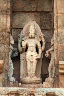 Vishnu onun eşlerinden ile niş Batı duvarda Brihadisvara Tapınağı, Gangaikondacholapuram, Tamil Nadu