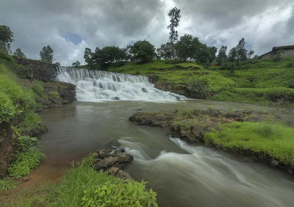 Bhandadara, Bhandardara, Maharashtra, Hindistan 'daki Kalsubai Tepesi' ne yakın bir şelale. — Stok fotoğraf