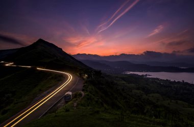 Alacakaranlıkta Sajjangarh Kalesi 'nde hafif patikalar, Satara, Maharashtra, Hindistan