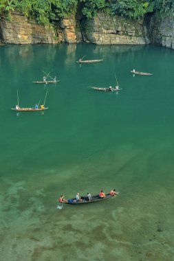 Meghalaya, Hindistan, Ekim 2015, Umngot Nehri 'nde geleneksel tekneleri olan turist veya birincil balıkçı noktası olan Dawki deresi