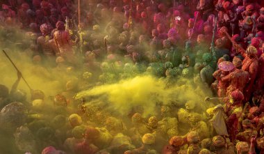 Mathura, Uttar Pradesh, Hindistan, Mart 2017, Nandgaon 'lu erkekler Holi festivali sırasında bir Samaaj veya topluluk toplantısında otururlar.