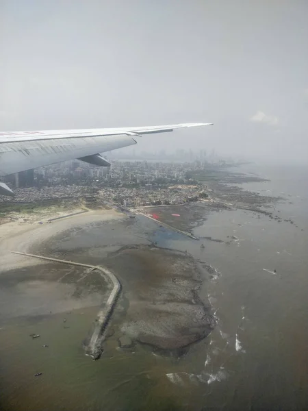 Вид на Мумбаї з вікна польоту, Мумбаї, Індія — стокове фото