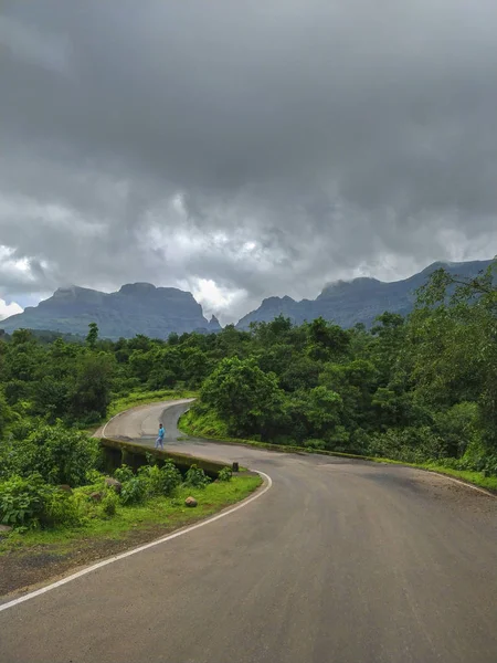 NASIK, MAHARASHTRA, August 2018, Man standing at the edge of road to Bhandardara — 图库照片