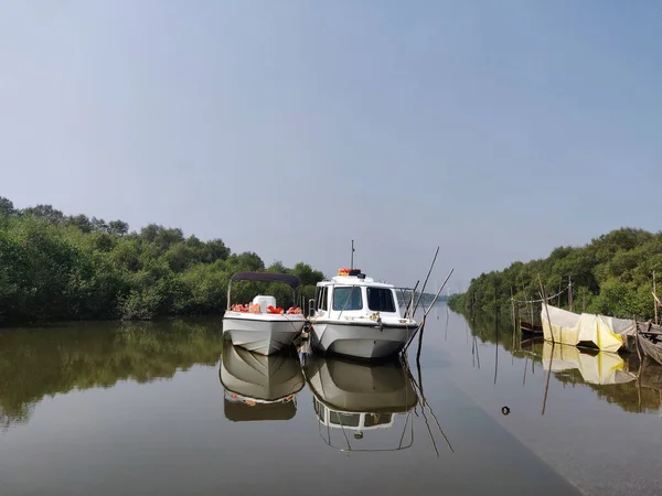 Boten op een kalme rivier — Stockfoto