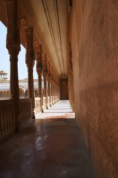 Junagadh Fort, sloupy a oblouky verandy v prvním patře, uvnitř Fort, Bikaner, Rajasthan, Indie — Stock fotografie