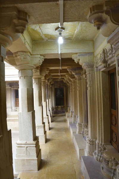 Shri Mahaveer Jain templo, circunambulação passagem em torno sanctum sanctorum, dentro de Golden Fort, Jaisalmer, Rajasthan, Índia — Fotografia de Stock