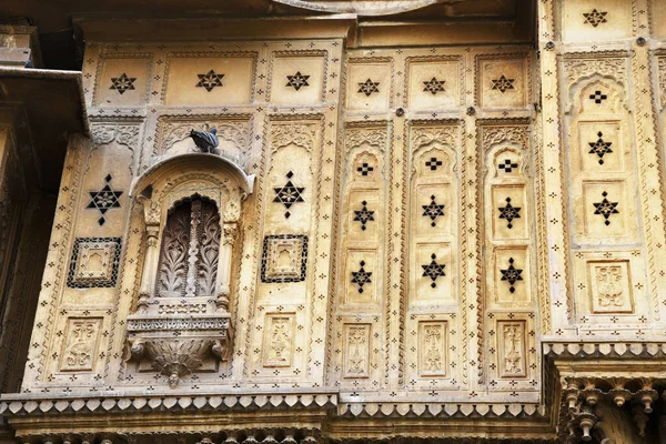 インド、ラジャスタン州ジャイサルマーのハベリまたは宮殿の伝統的な建築の詳細 — ストック写真