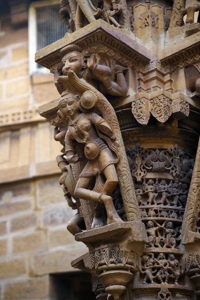 Konstrukcja wspornika z boskim tancerzem na kolumnach świątyni Shri Mahaveer Jain, Jaisalmer Fort, Jaisalmer, Rajasthan, Indie — Zdjęcie stockowe