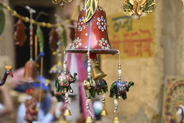Arte tradicional e enforcamentos de artesanato perto de Kothari Patwon ki Haveli, Jaisalmer, Rajasthan, Índia — Fotografia de Stock