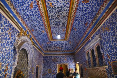 Bikaner, Rajasthan, Hindistan, Kasım 2018, Junagadh Kalesi 'nin içindeki turist seramik tavanı, tanrılar için yer.