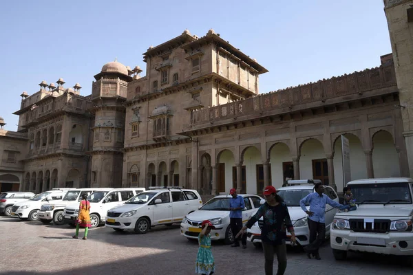 Bikaner, Rajasthan, Hindistan, Kasım 2018, Junagadh Kalesi 'ndeki turist, sıradan insanlar için.