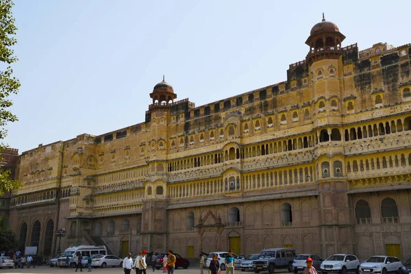 Bikaner, Rajasthan, India, November 2018, Toerist op Junagadh Fort gevel, tegenover het westen met plaatsen voor koningen en koninginnen om mensen op de grond te bekijken — Stockfoto