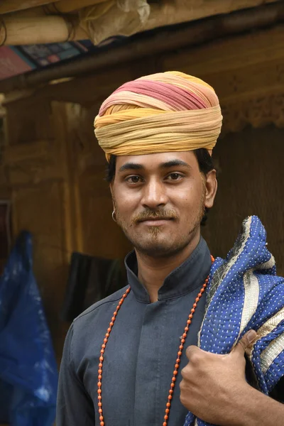 Jaisalmer, Rajasthan, Indie, listopad 2018, Miejscowy rezydent w tradycyjnej sukience — Zdjęcie stockowe