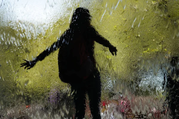 Glass wall with water child playing, National Gallery of Victoria, Melbourne, Australia — стокове фото