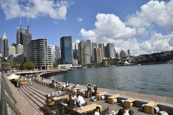 Sydney, Nsw, Australien, April 2019, Turist på visningsdäck längs Sydney Opera House längs Macquarie Station — Stockfoto