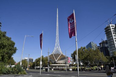 Melbourne, Avustralya, Nisan 2019, Çelik Kule 'de İnsanlar Sanat Merkezi, St Kilda Yolu üzerinde