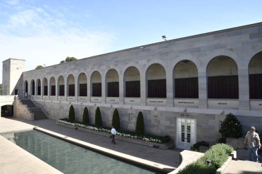 Campbell, Avustralya, Nisan 2019, sol kanattaki turist, Avustralya Savaş Anıtı