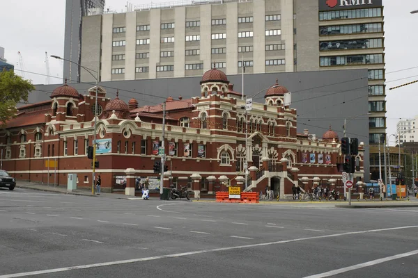 Melbourne, Avustralya, Nisan 2019, Kamu Şehir Hamamında İnsanlar, Victoria Pazarı 'na Yakın — Stok fotoğraf