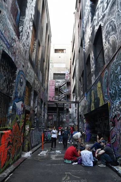 MELBOURNE, AUSTRALIA, abril 2019, Tourist at Hand painted walls by local artists Graffiti Lane near Flinders Station — Foto de Stock