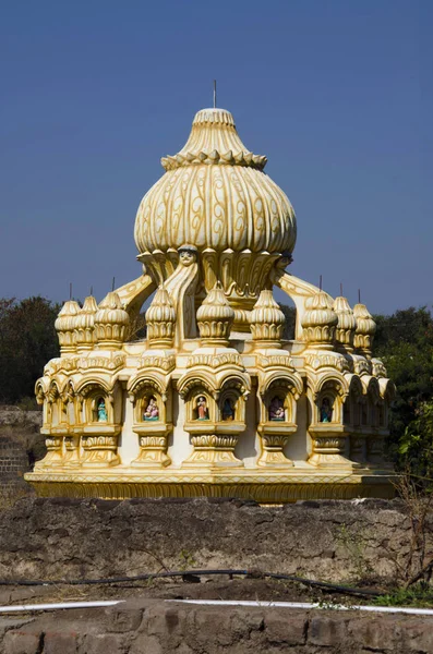 印度马哈拉施特拉邦Saswad Sangameshwar寺附近一座古寺的五颜六色的Gopuram — 图库照片