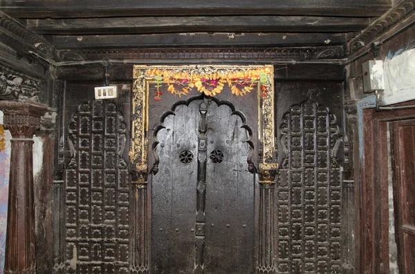 Porte fermée à l'intérieur du Palashikar Wada, Palashi, Parner, Maharasthra, Inde — Photo