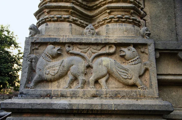 Esculpir detalhes na parede exterior do Templo Changa Wateshwar, Saswad, Maharashtra, Índia — Fotografia de Stock