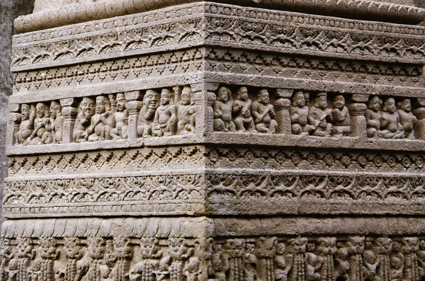 Des idoles magnifiquement sculptées, Kailas Mandir, Cave No. 16, grottes d'Ellora, Aurangabad, Maharashtra — Photo