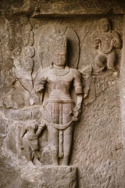 Idolos bellamente tallados, Cueva No. 17, Ellora Cuevas, Aurangabad, Maharashtra, India — Foto de Stock