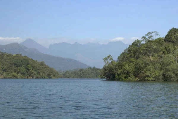 Santuario de vida silvestre de Neyyar, Kerala. The Neyyar Wildlife Sanctuary in the southern state of Kerala. India — Foto de Stock