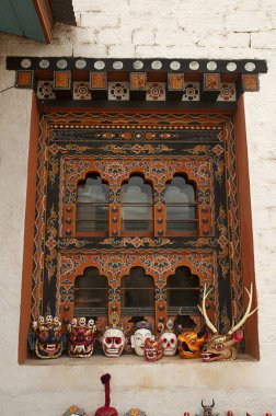 Geleneksel dekore edilmiş pencere ve ahşap maskeler, Thimpu, Butan