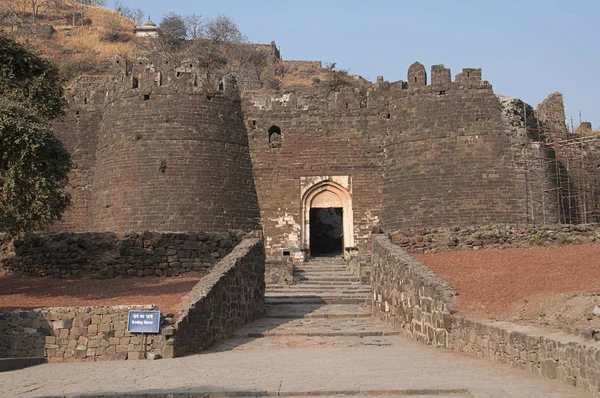 Daulatabad fort, door and fortress, Aurangabad, Maharashtra — стокове фото