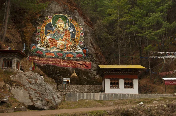 Скальная картина Падмасамбхавы к северу от Тхимпу, Тхимпу, Бутан — стоковое фото