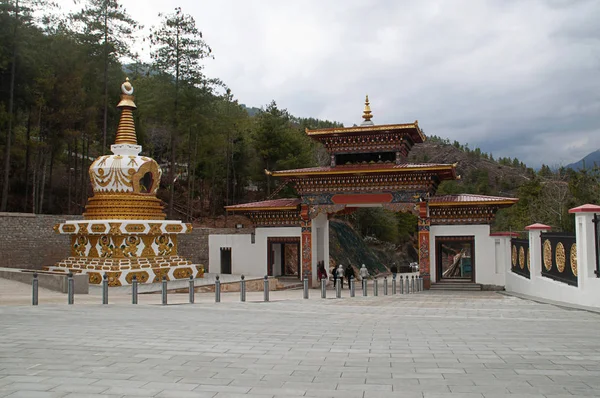 Stupa och porten till Buddha Dordenma, Thimpu, Bhutan — Stockfoto