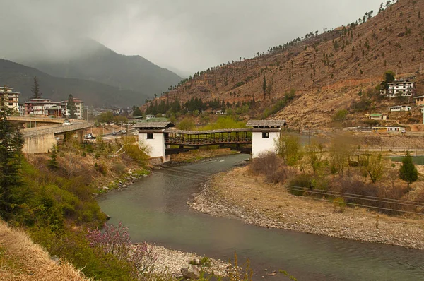 Vecchio ponte tradizionale sul fiume Thimpu, Thimpu, Bhutan — Foto Stock