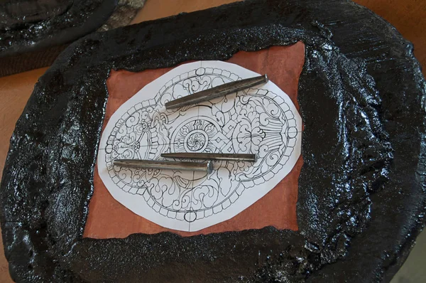 Herramientas para tallar madera y un templete impreso, Thimpu, Bután — Foto de Stock