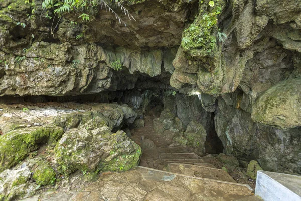 Eingang der Mawsmai-Höhle voller Stalaktiten und Stalagmiten, Meghalaya, Indien — Stockfoto