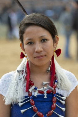 Nagaland, Hindistan, Aralık 2013, Hornbill Festivali sırasında Naga Kabilesi kız portresi