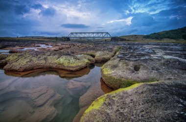 Dainthlen Köprüsü, nehrin üzerindeki güzel köprü, Meghalaya, Hindistan