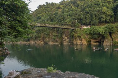 Umngot Nehri üzerindeki ünlü Dawki Köprüsü, Meghalaya, Hindistan