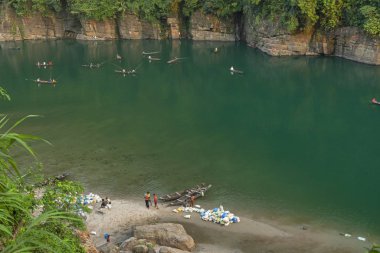 Meghalaya, Hindistan, Ekim 2015, İnsanlar Umngot Nehri 'nde tekneleriyle balık tutuyor.
