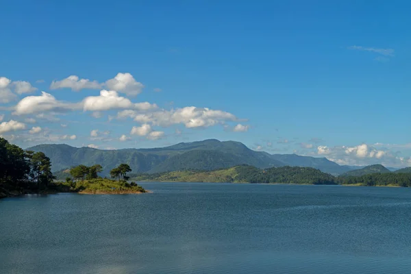 Umiam Lake é um reservatório nas colinas, Beautiful Bridge over stream, Meghalaya, Índia — Fotografia de Stock