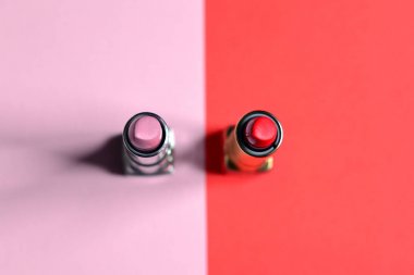 Pembe ve kırmızı rujları