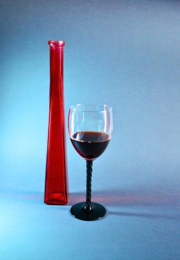 Kırmızı şişe ve bir kadeh şarap