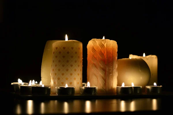 Muchas velas encendidas en la oscuridad — Foto de Stock