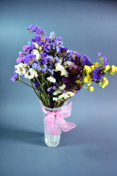 Buquê de flores secas em um vaso — Fotografia de Stock