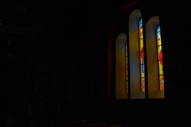 Güneş ışınları vitray kilise pencereden