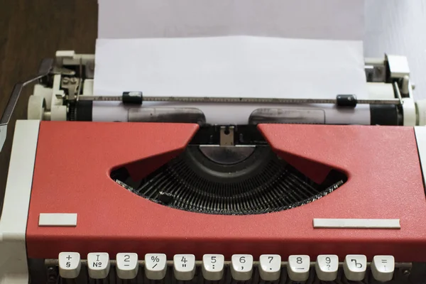 白紙の用紙とビンテージ赤タイプライター — ストック写真