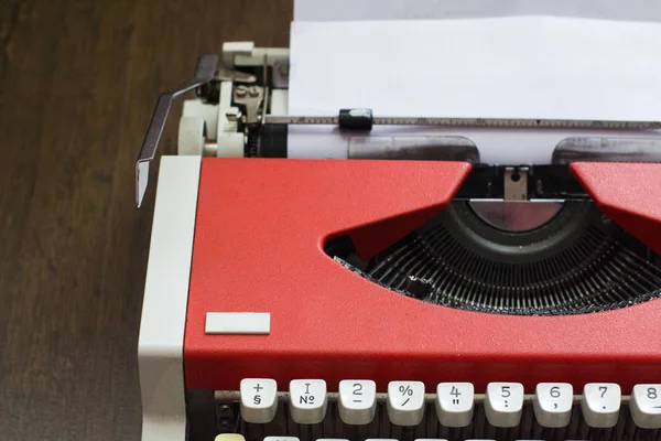 空白の紙と赤のタイプライター — ストック写真