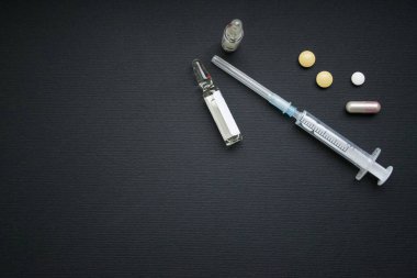 İğne, ampul ve hapları ile şırınga