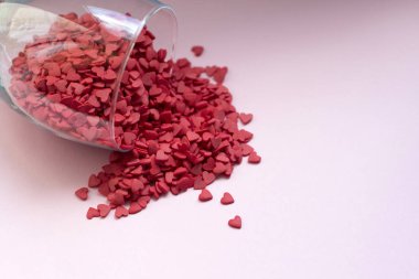 Camdan düşen kırmızı kalpler konfeti